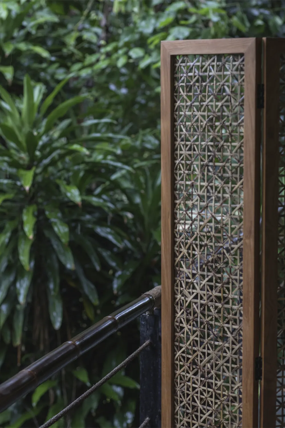 FOLDING SCREEN